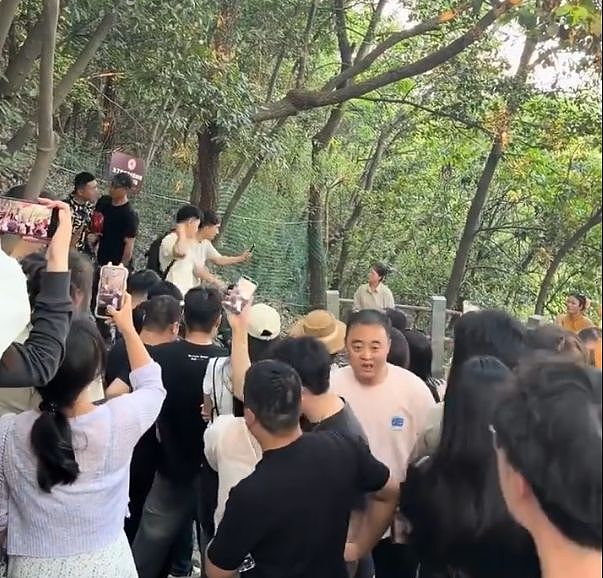 炸裂！女子爬山撞破奸情，男友偷偷约会好闺蜜，正牌女友变前女友（组图） - 1