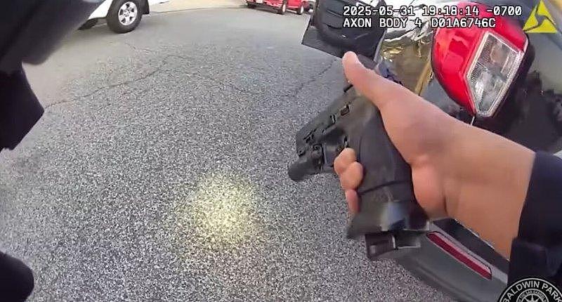 华男路人、警察连遭枪杀！凶手疯狂扫射，居民四散奔逃（组图） - 1