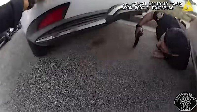 华男路人、警察连遭枪杀！凶手疯狂扫射，居民四散奔逃（组图） - 2