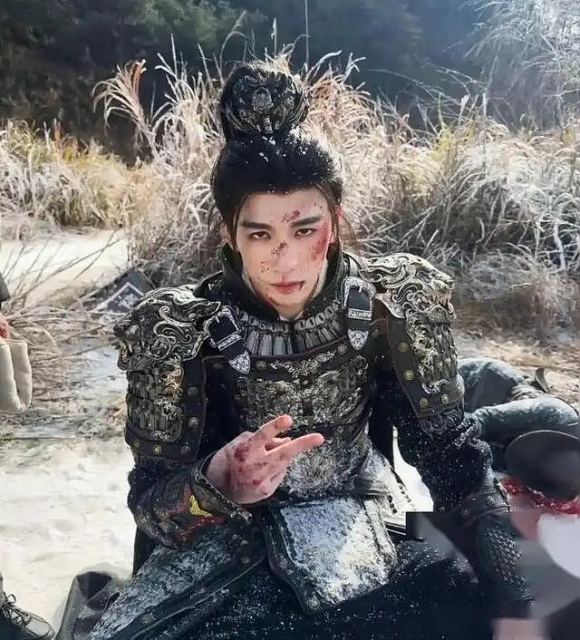 “低血糖”只是幌子?张凌赫片场晕厥视频流出,真实体重引众怒(组图) - 4