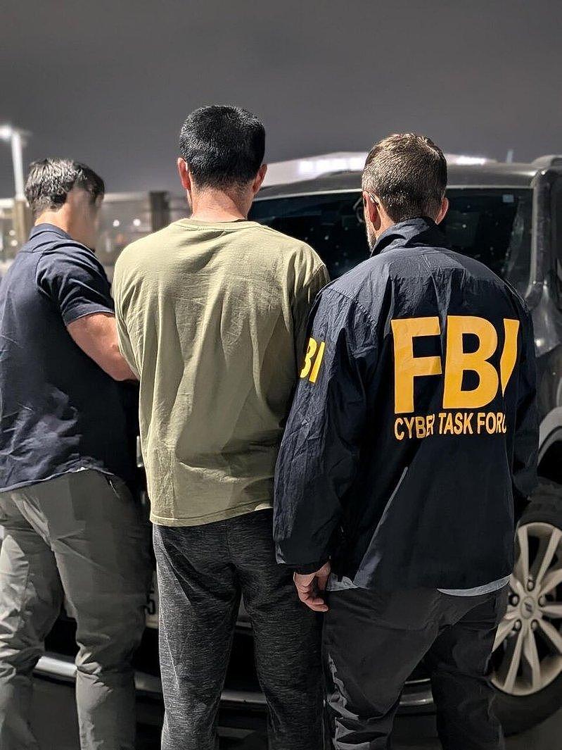 明知被美通缉仍出国？中国骇客与妻度蜜月被捕（组图） - 1