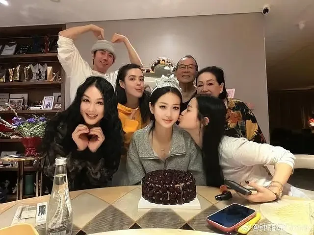 香港知名女神霸气护小12岁丈夫！男方求子言论惹议（组图） - 3