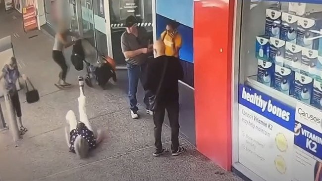 监控拍下惊恐一幕：澳女用婴儿车将77岁老人撞翻在地！面临严重指控（视频/组图） - 2