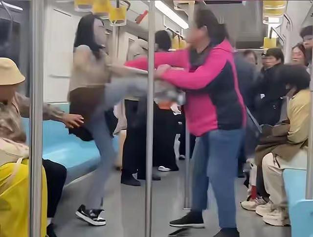 上海地铁2人互殴反转,原视频流出,目击者发声,难怪女子不让座(组图) - 1