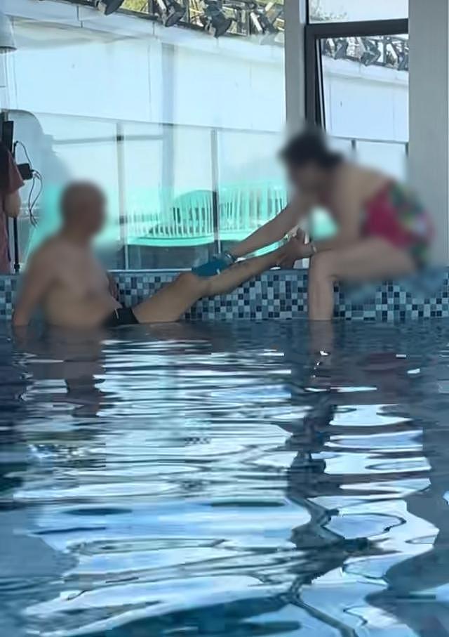 大爷大妈泳池内搓澡引网友不适,涉事酒店:已全面消杀,正紧急开会(组图) - 1