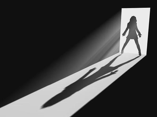 “怀疑男友在对门偷情”！女子称要“捉奸”，深夜雇人开锁闯入邻居家 - 2