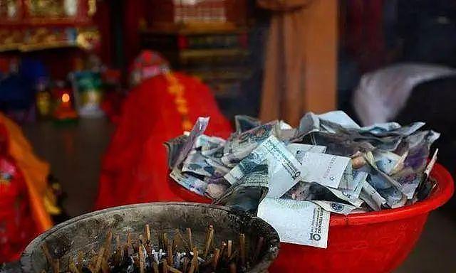 云南一方丈意外身亡，整理遗物银行卡有498万，方丈女儿提出继承，寺庙拒绝：出家人，这笔钱属于寺庙！ - 5