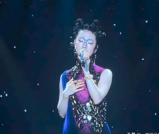 单依纯演唱会氛围诡异,穿的像马桶刷,歌曲独白疑暗怼硬刚李荣浩 - 3