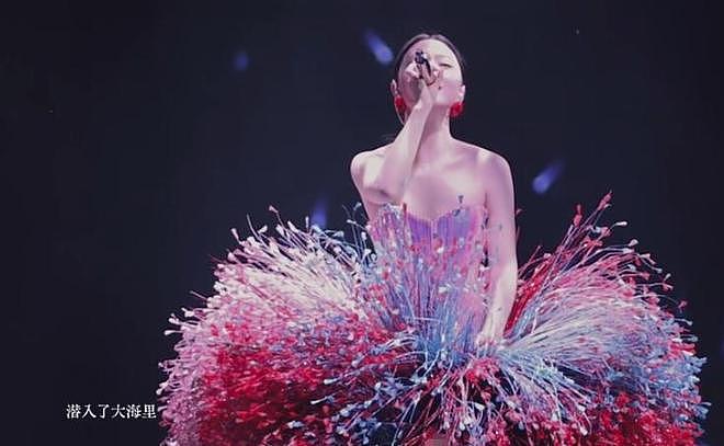 单依纯演唱会氛围诡异,穿的像马桶刷,歌曲独白疑暗怼硬刚李荣浩 - 20