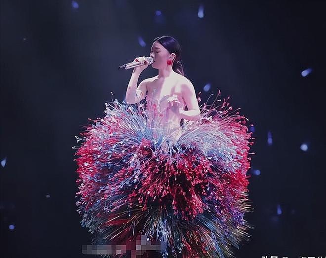 单依纯演唱会氛围诡异,穿的像马桶刷,歌曲独白疑暗怼硬刚李荣浩 - 21