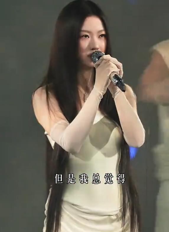 单依纯演唱会氛围诡异,穿的像马桶刷,歌曲独白疑暗怼硬刚李荣浩 - 24