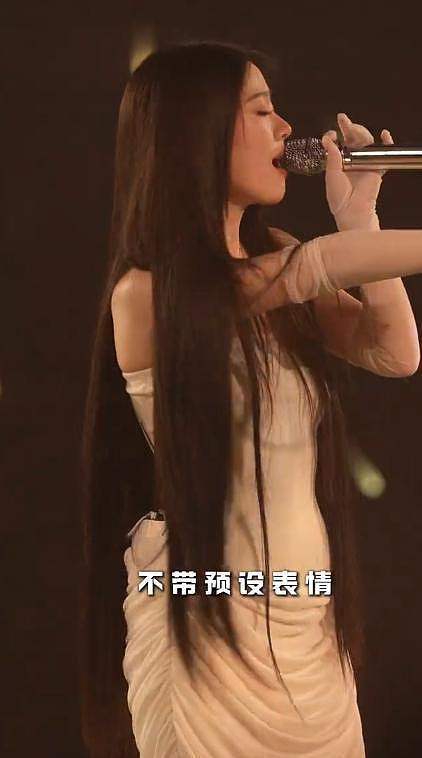 单依纯演唱会氛围诡异,穿的像马桶刷,歌曲独白疑暗怼硬刚李荣浩 - 25