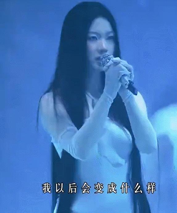单依纯演唱会氛围诡异,穿的像马桶刷,歌曲独白疑暗怼硬刚李荣浩 - 28