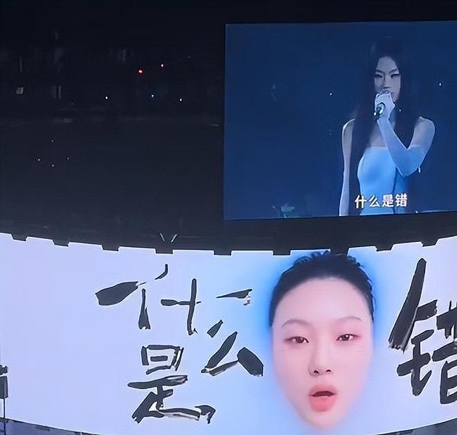 单依纯演唱会氛围诡异,穿的像马桶刷,歌曲独白疑暗怼硬刚李荣浩 - 31