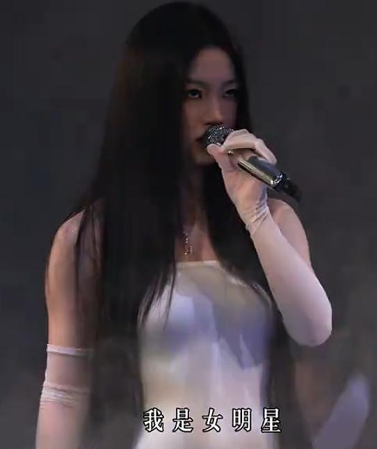 单依纯演唱会氛围诡异,穿的像马桶刷,歌曲独白疑暗怼硬刚李荣浩 - 33