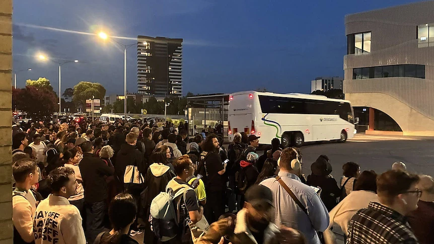 数千人滞留3小时!墨尔本列车故障引发大面积延误,官方警告:部分线路仍将延误(组图) - 1