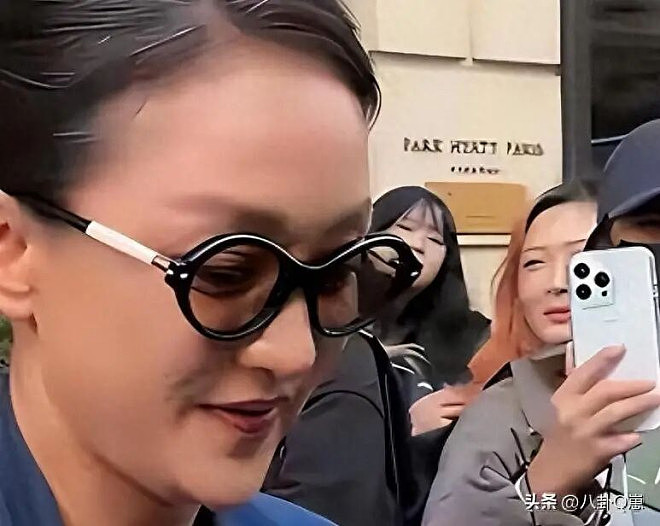 51岁周迅变样：满头白发脸松垮，瘪嘴像老奶奶（组图） - 1