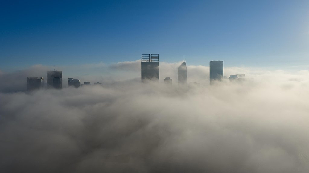 珀斯市中心遭浓雾吞没，能见度骤降，当局紧急提醒（组图） - 1