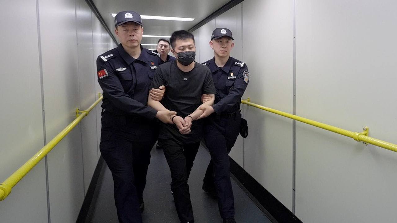 涉案资金超过5亿,重大跨境网赌案主犯从泰国引渡回国(组图) - 1