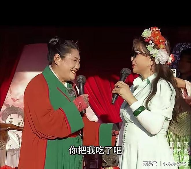 刘晓庆空降开封万岁山同台王婆，全程端着不互动，场面尴尬到抠脚（图） - 1