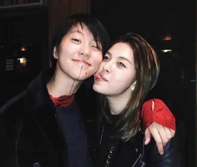 窦靖童宋妍霏十指相扣牵狗散步，同款手绳共吃一碗粉，恋情曝光？（组图） - 1