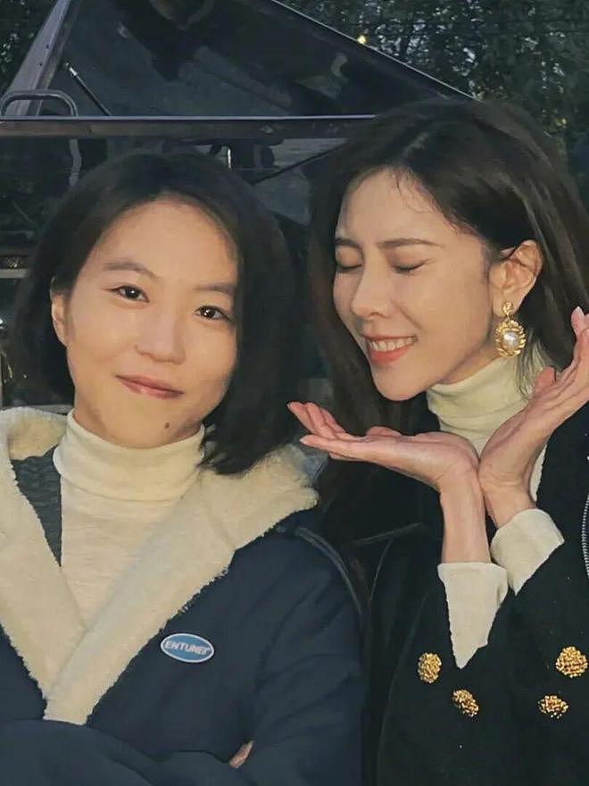 窦靖童宋妍霏十指相扣牵狗散步，同款手绳共吃一碗粉，恋情曝光？（组图） - 8
