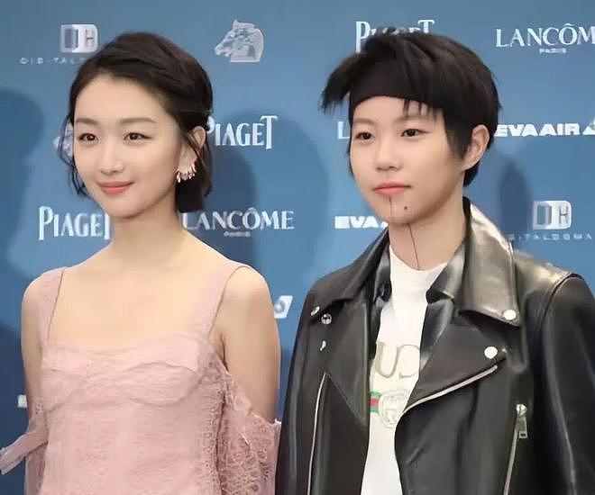窦靖童宋妍霏十指相扣牵狗散步，同款手绳共吃一碗粉，恋情曝光？（组图） - 11