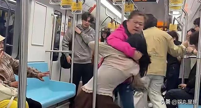 上海地铁冲突打架后续:老人倚老卖老,正脸被曝光,原因令人愤怒(组图) - 3