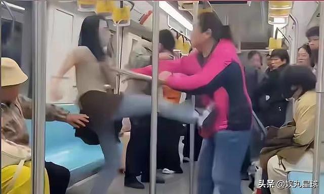 上海地铁冲突打架后续:老人倚老卖老,正脸被曝光,原因令人愤怒(组图) - 4