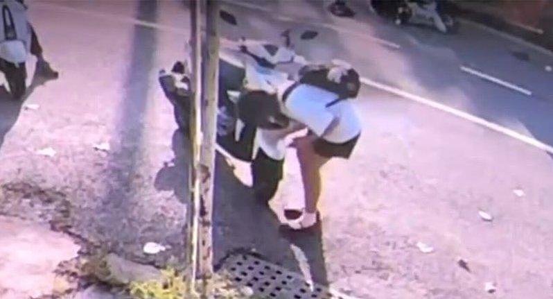 女大生撞死女警只顾检查机车，死者亲友斥：她一脸无关紧要（组图） - 1