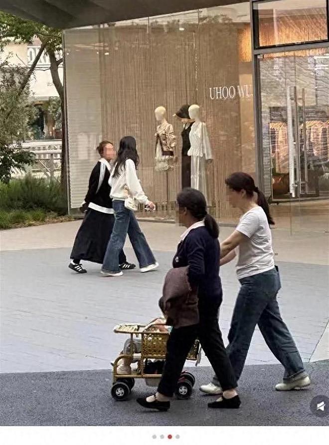 18岁森碟成都逛街,穿露肩上衣背着香奈儿包,身高比同伴高出半头(组图) - 1