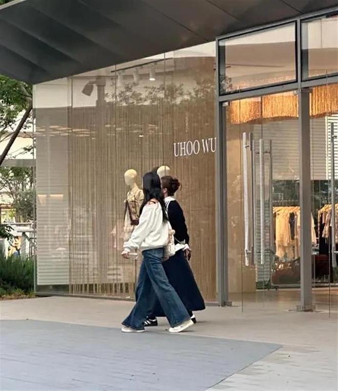 18岁森碟成都逛街,穿露肩上衣背着香奈儿包,身高比同伴高出半头(组图) - 2