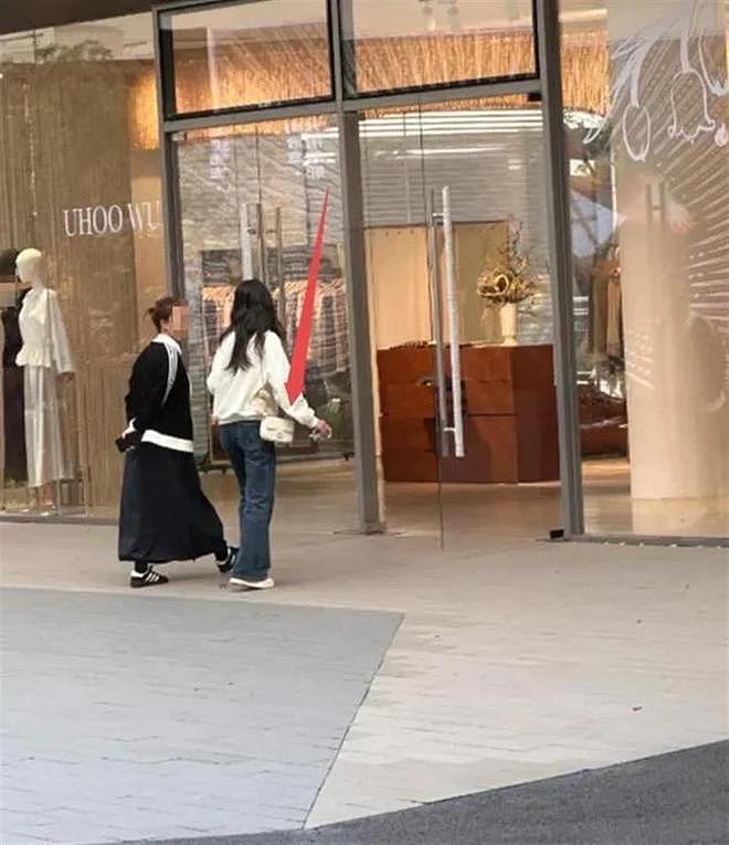 18岁森碟成都逛街,穿露肩上衣背着香奈儿包,身高比同伴高出半头(组图) - 3