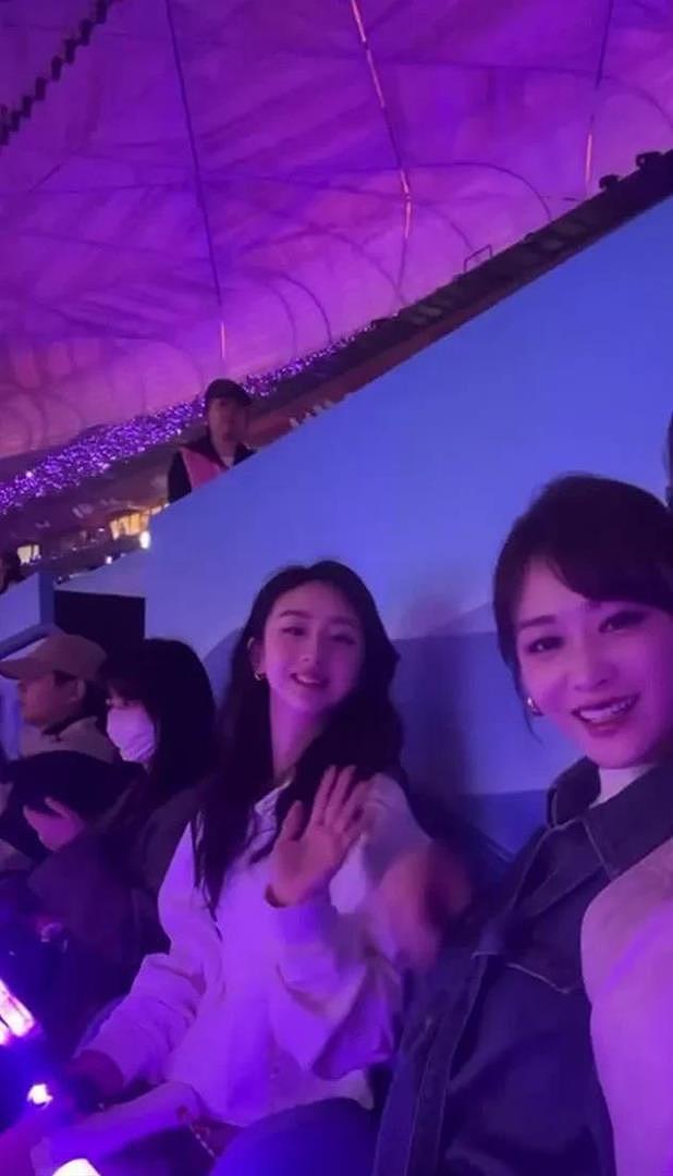 18岁森碟成都逛街,穿露肩上衣背着香奈儿包,身高比同伴高出半头(组图) - 4