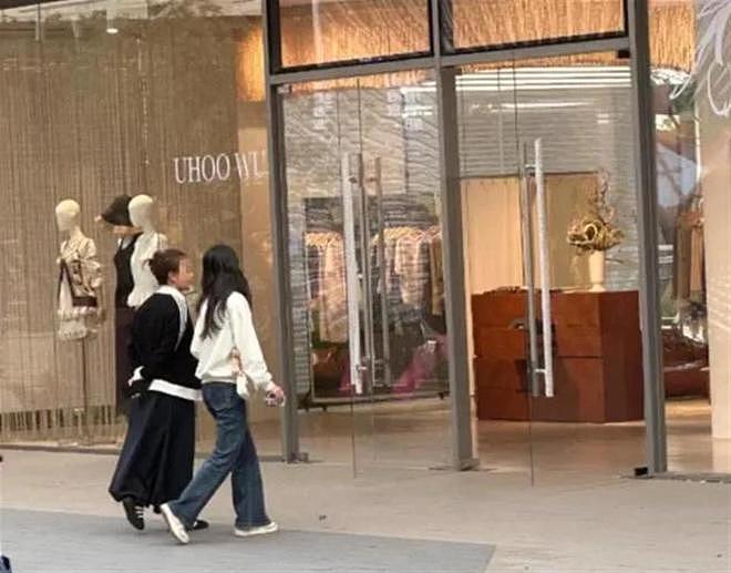 18岁森碟成都逛街,穿露肩上衣背着香奈儿包,身高比同伴高出半头(组图) - 5