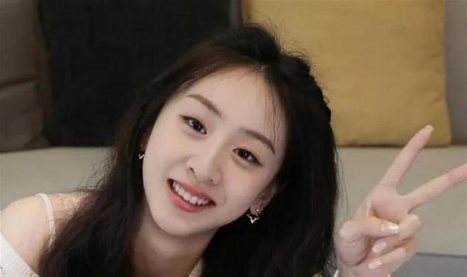 18岁森碟成都逛街,穿露肩上衣背着香奈儿包,身高比同伴高出半头(组图) - 8