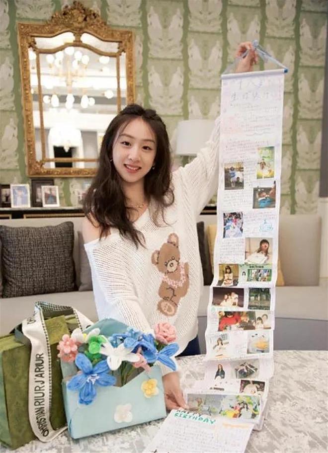 18岁森碟成都逛街,穿露肩上衣背着香奈儿包,身高比同伴高出半头(组图) - 9