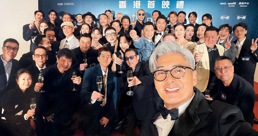 郭富城台上认真讲话，周润发在背后皮“偷偷模仿”惹爆笑（组图） - 1