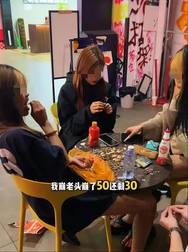 05后小妹“崩老头”,尺度炸裂全网(组图) - 4