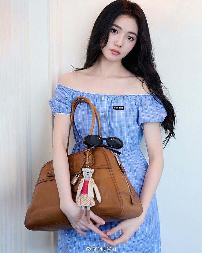 审美又翻车!童瑶miumiu海报遭全网吐槽,网友:千金风改家政风,小姐结婚了?(组图) - 26