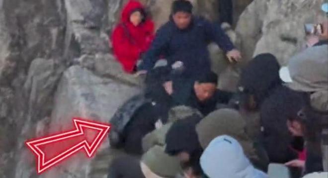 景区内游客爆发肢体争执，冲突中多人坠落，现场实景被拍下（组图） - 1