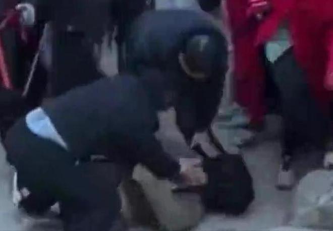 景区内游客爆发肢体争执，冲突中多人坠落，现场实景被拍下（组图） - 2