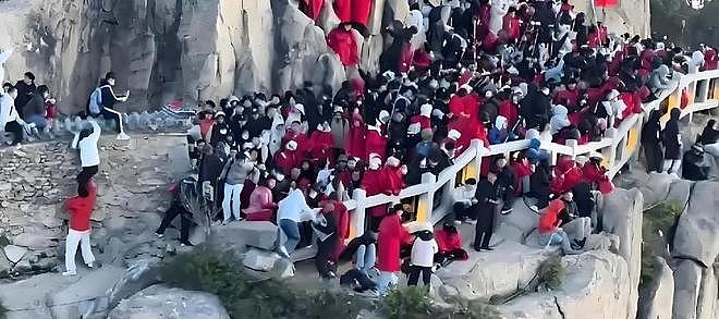 景区内游客爆发肢体争执，冲突中多人坠落，现场实景被拍下（组图） - 3