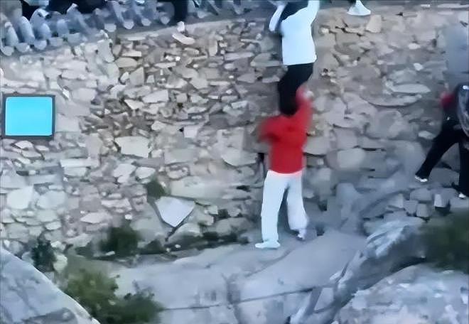 景区内游客爆发肢体争执，冲突中多人坠落，现场实景被拍下（组图） - 6