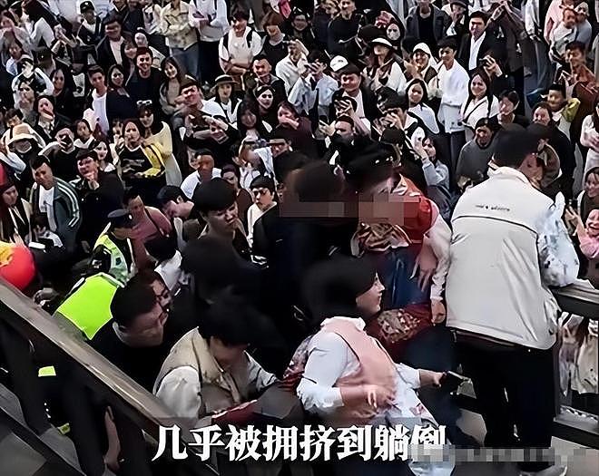 景区内游客爆发肢体争执，冲突中多人坠落，现场实景被拍下（组图） - 7