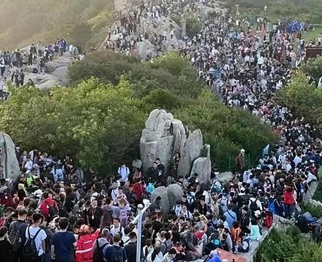 景区内游客爆发肢体争执，冲突中多人坠落，现场实景被拍下（组图） - 8