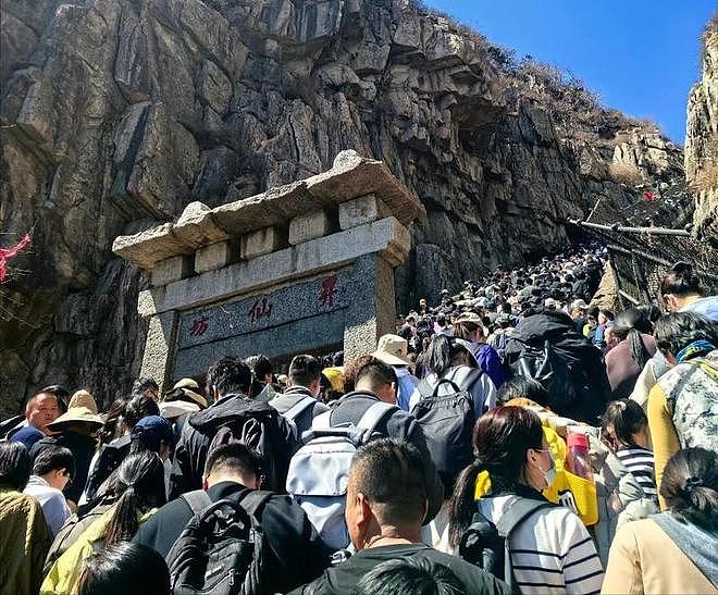 景区内游客爆发肢体争执，冲突中多人坠落，现场实景被拍下（组图） - 10