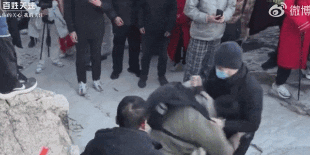 景区内游客爆发肢体争执，冲突中多人坠落，现场实景被拍下（组图） - 14