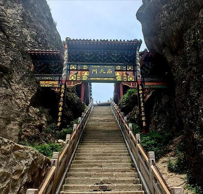 景区内游客爆发肢体争执，冲突中多人坠落，现场实景被拍下（组图） - 18