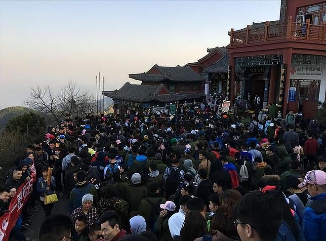 景区内游客爆发肢体争执，冲突中多人坠落，现场实景被拍下（组图） - 20